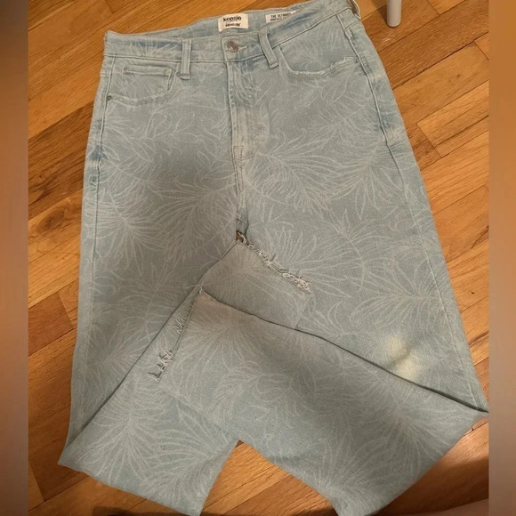 Kenzie Jeans Ultimate High Rise Skinny Jeans. Light wash with tropical pattern. - Picture 1 of 6